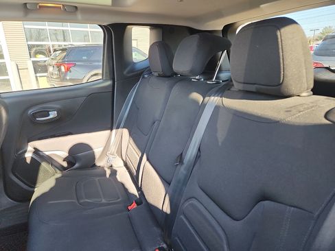 Used 2019 Jeep Renegade Latitude w/ Cold Weather Group image 25