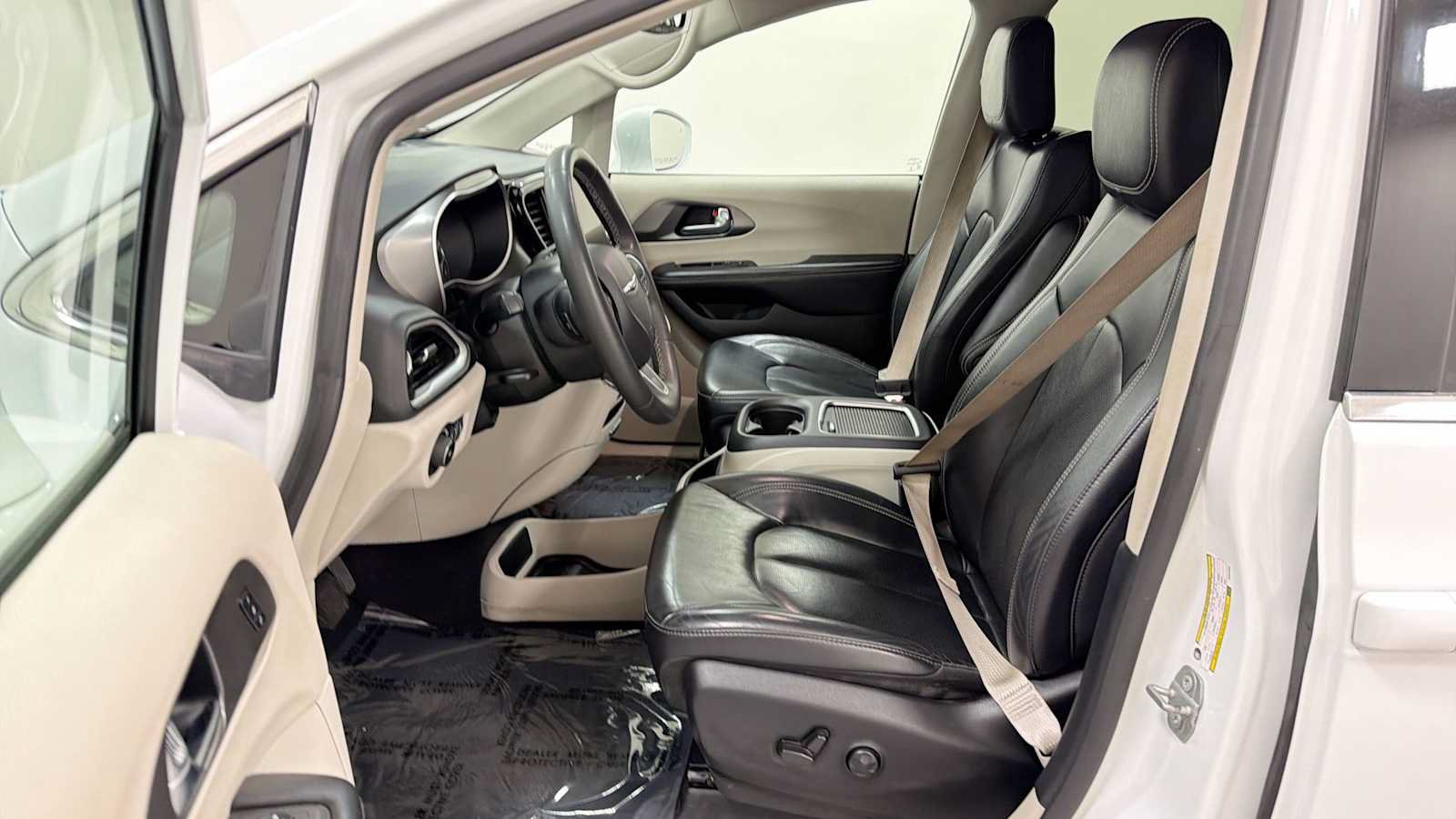 Used 2022 Chrysler Pacifica Touring-L FWD image 13