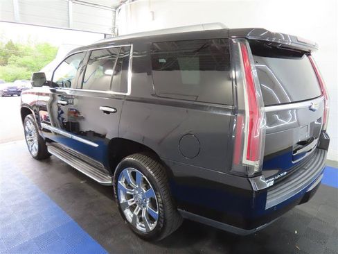 Used 2016 Cadillac Escalade Luxury RWD image 10