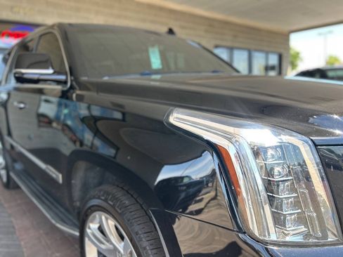 Used 2017 Cadillac Escalade Luxury AWD/4WD image 23