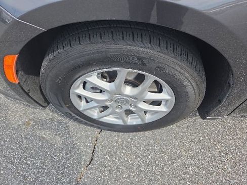Used 2023 Chrysler Pacifica Touring-L FWD image 13