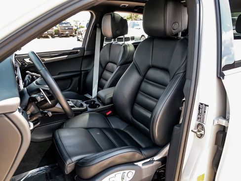 Used 2024 Porsche Macan AWD/4WD image 35