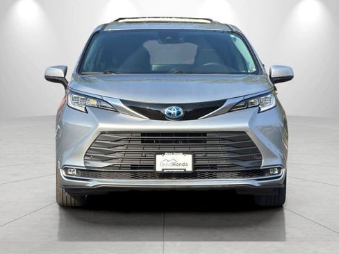 Used 2024 Toyota Sienna Limited AWD/4WD image 10
