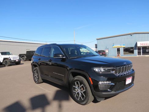 Used 2023 Jeep Grand Cherokee Limited image 4