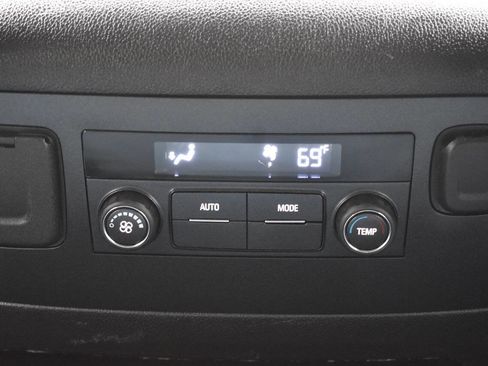 Used 2018 Chevrolet Suburban LT image 19