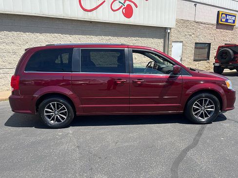 Used 2017 Dodge Grand Caravan SXT FWD image 9