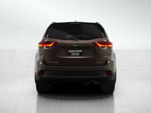 Used 2018 Toyota Highlander XLE w/ Carpet Mat Package (TMS) image 5