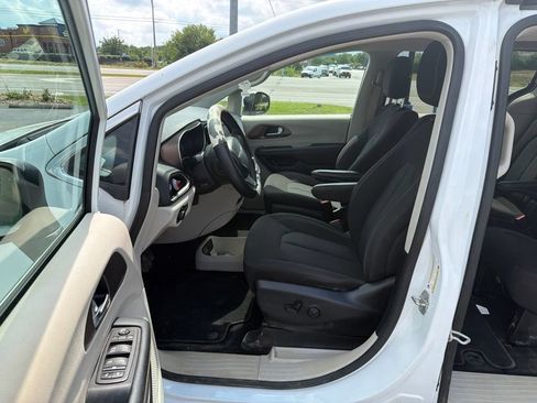 Used 2023 Chrysler Voyager LX FWD image 6