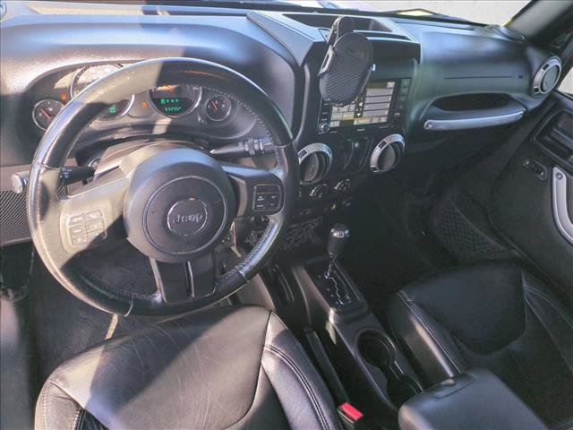 Used 2018 Jeep Wrangler Sahara w/ Connectivity Group AWD/4WD image 16