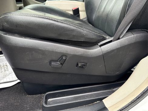 Used 2016 Chrysler Town & Country Touring FWD image 19