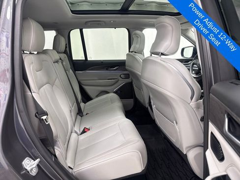 Used 2022 Jeep Grand Cherokee Overland w/ Luxury Tech Group IV image 12