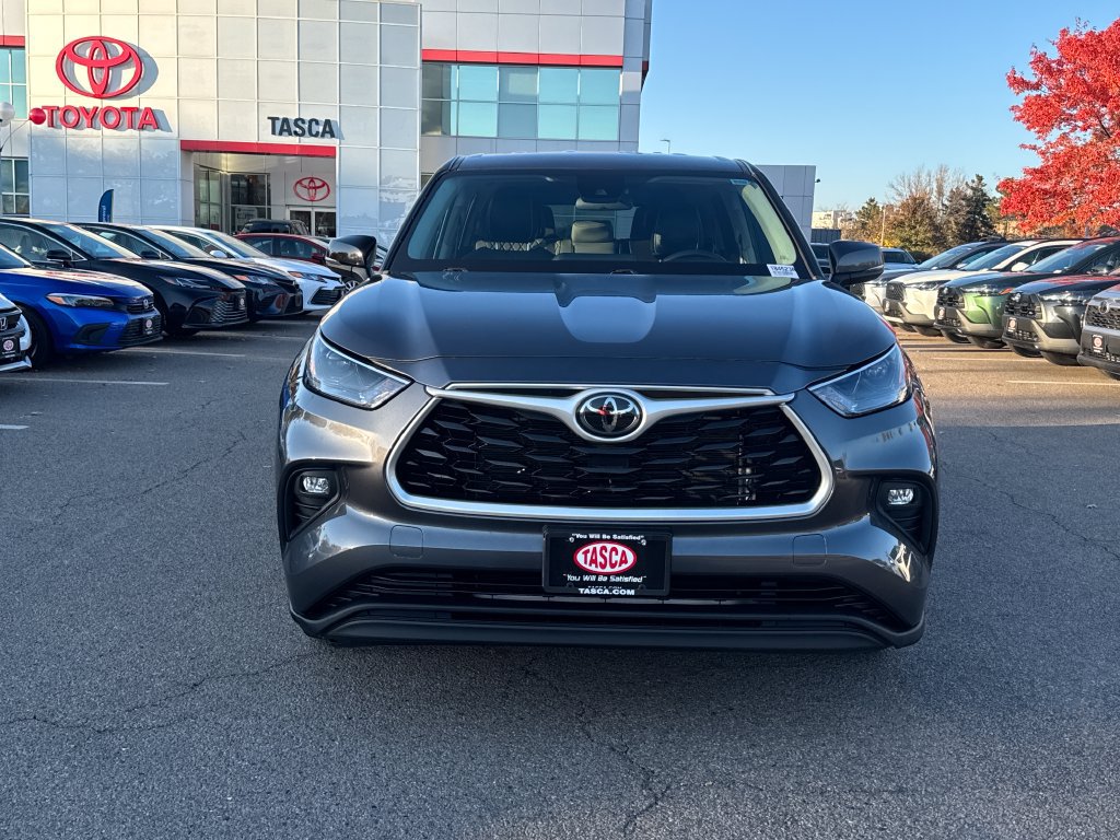 Used 2022 Toyota Highlander LE AWD/4WD image 2