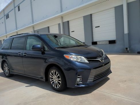 Used 2020 Toyota Sienna XLE w/ Entertainment Package FWD image 3