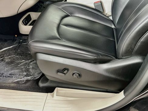 Certified 2023 Chrysler Pacifica Touring-L FWD image 29