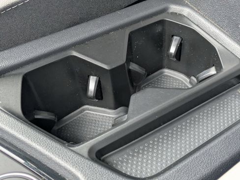 Used 2025 Volkswagen Taos SE AWD/4WD image 18