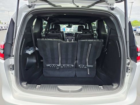Used 2024 Chrysler Pacifica Limited w/ S Appearance Package FWD image 16
