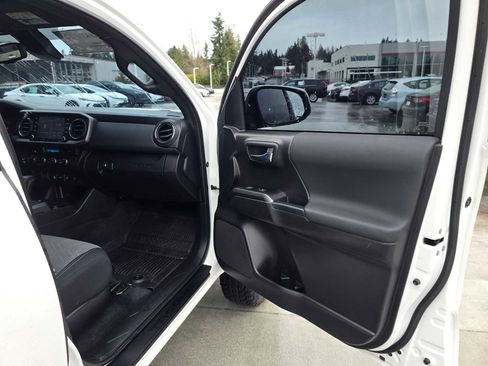 Used 2023 Toyota Tacoma TRD Off-Road image 10