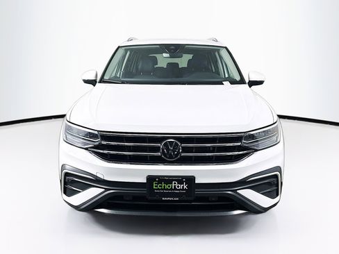 Used 2024 Volkswagen Tiguan SE image 2