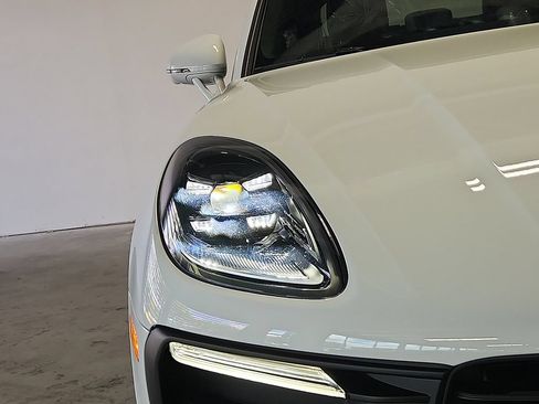 Used 2026 Porsche Macan AWD/4WD image 9