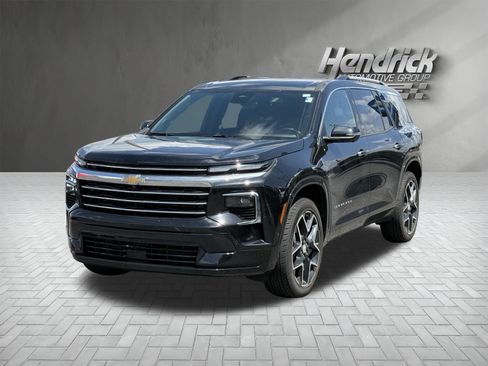 Used 2025 Chevrolet Traverse High Country FWD image 5