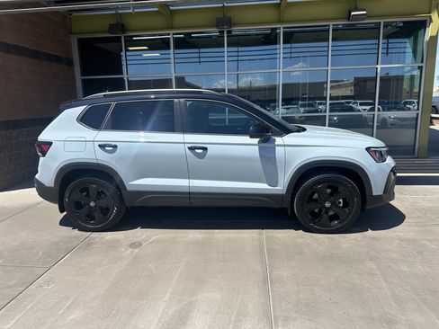 Used 2025 Volkswagen Taos SE AWD/4WD image 7