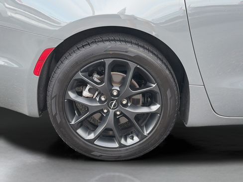 Used 2025 Chrysler Pacifica Limited FWD image 26