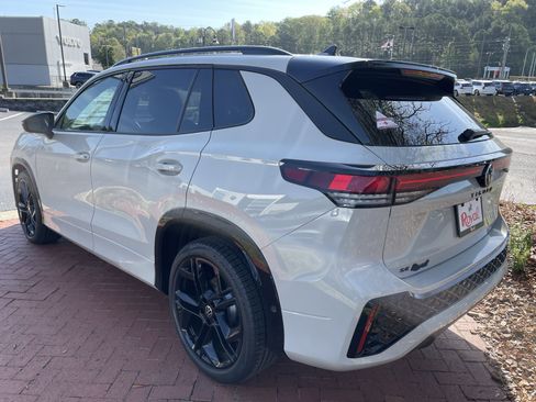 New 2026 Volkswagen Tiguan SE R-Line FWD image 6