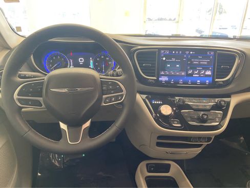 Used 2024 Chrysler Pacifica Touring-L FWD image 23