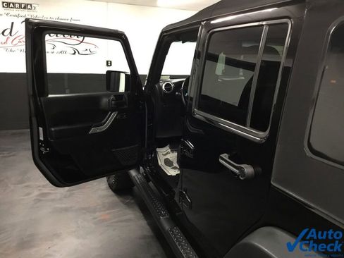 Used 2015 Jeep Wrangler Unlimited Rubicon w/ Connectivity Group AWD/4WD image 25