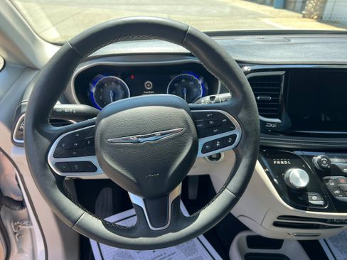 Used 2022 Chrysler Pacifica Touring-L FWD image 13