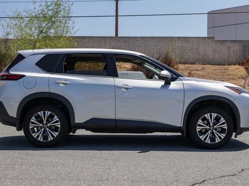 Used 2021 Nissan Rogue SV FWD image 3