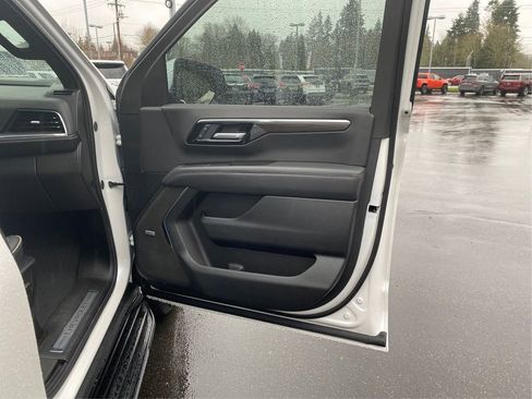Used 2025 Chevrolet Suburban Premier image 23