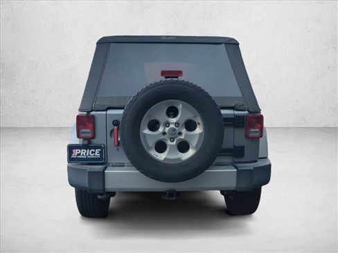 Used 2015 Jeep Wrangler Unlimited Sahara w/ Connectivity Group AWD/4WD image 7