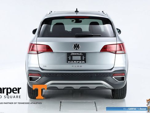Used 2023 Volkswagen Taos SE w/ Panoramic Sunroof Package FWD image 8