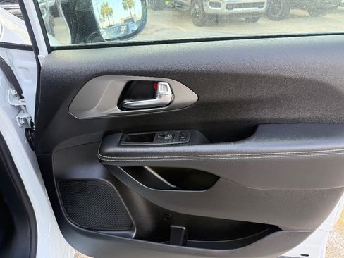 Used 2025 Chrysler Pacifica Select FWD image 13