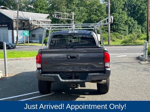 Used 2017 Toyota Tacoma TRD Sport w/ Exterior Package AWD/4WD image 6