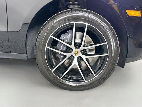 Certified 2026 Porsche Macan AWD/4WD image 8
