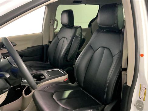 Used 2024 Chrysler Pacifica Touring-L FWD image 22