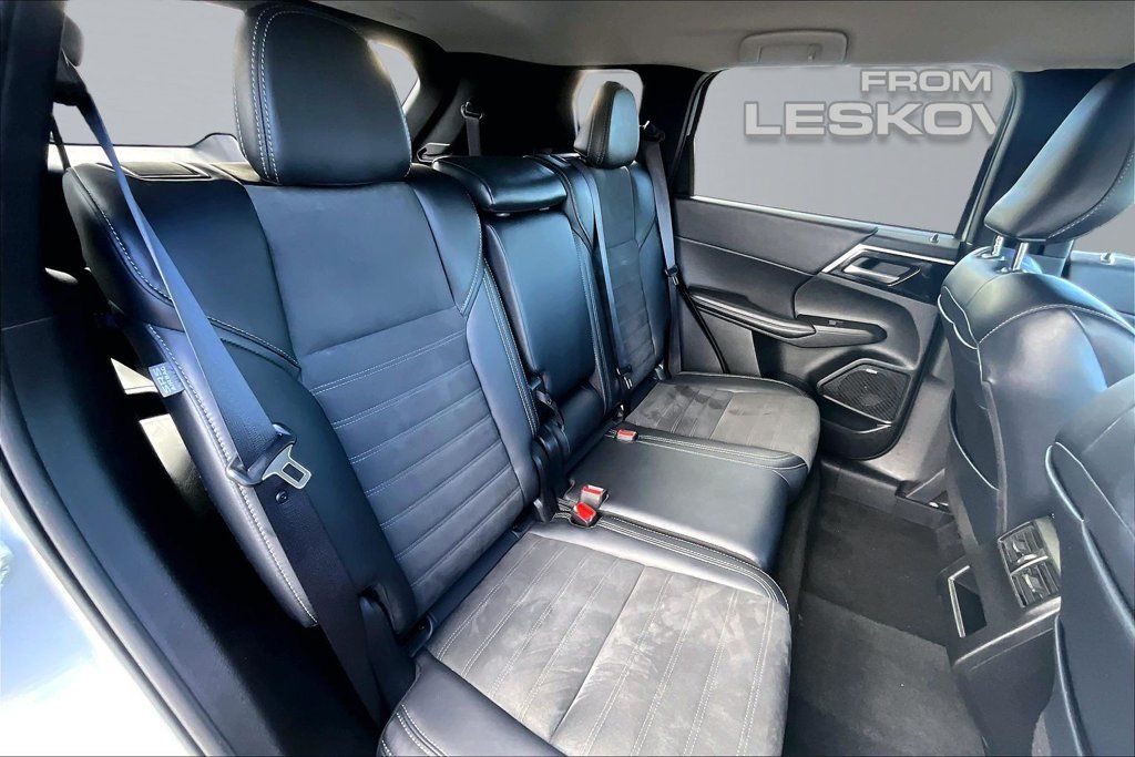 Used 2025 Mitsubishi Outlander SE AWD/4WD image 26