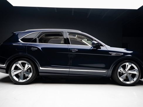 Used 2024 Bentley Bentayga AWD/4WD image 35