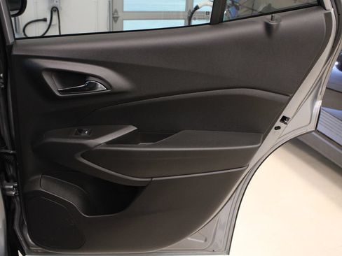 Used 2024 Chevrolet Trax RS w/ Sunroof Package FWD image 30