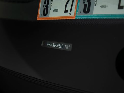 Certified 2025 Porsche Macan image 42