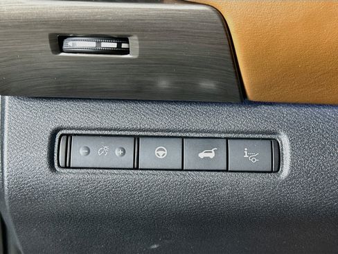 Used 2023 Nissan Pathfinder Platinum w/ Black Appearance Package AWD/4WD image 17