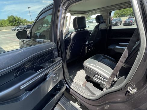 Used 2019 Ford Expedition Platinum RWD image 16