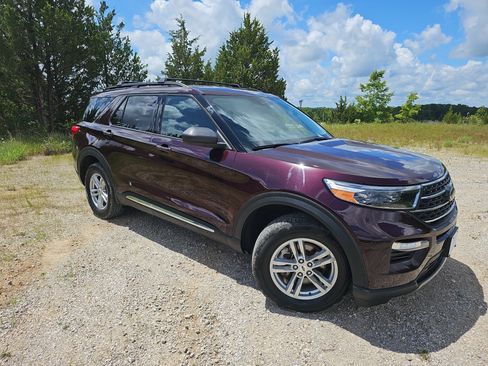 Used 2022 Ford Explorer XLT w/ Equipment Group 202A AWD/4WD image 2