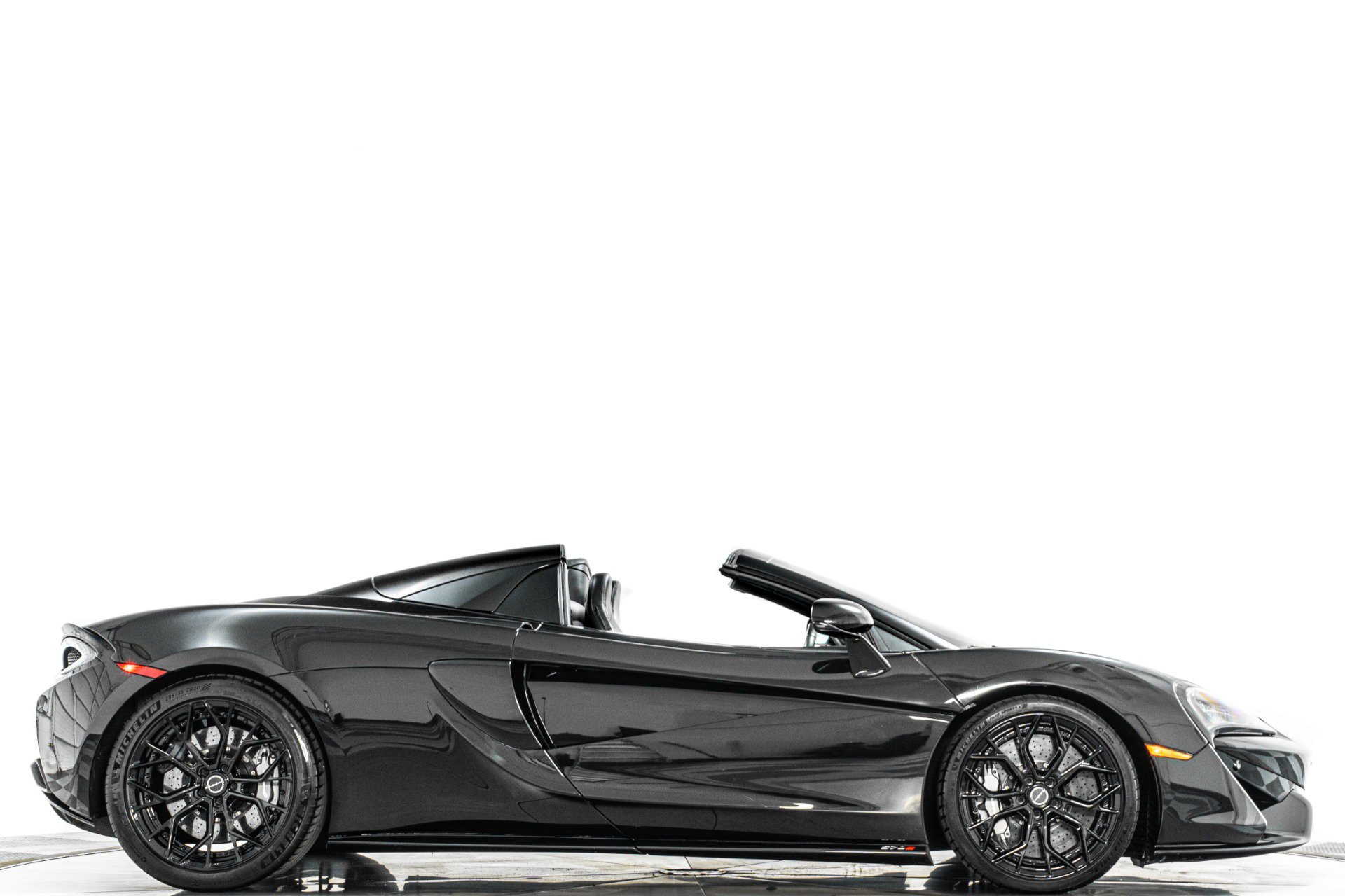 Used 2020 McLaren 570S Spider RWD image 2