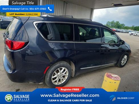 Used 2020 Chrysler Pacifica Touring-L FWD image 4