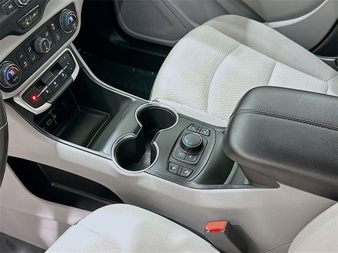 Used 2022 GMC Terrain SLE w/ Driver Convenience Package image 16