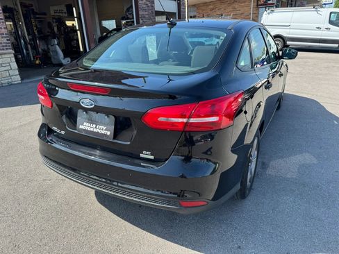Used 2018 Ford Focus SE w/ SE Appearance Package image 14