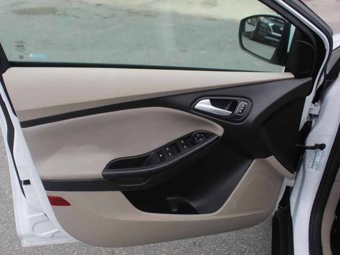 Used 2015 Ford Focus SE FWD image 12